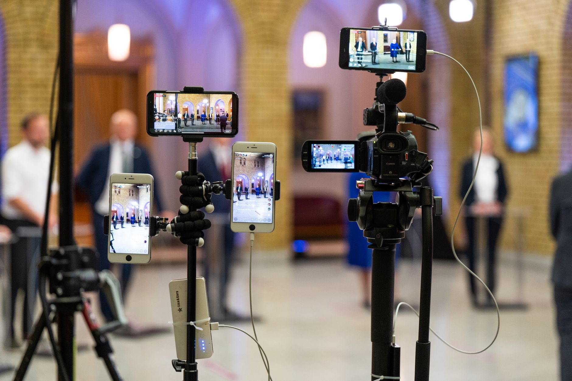 Simulcast Meaning: What It Is, Where It Comes From, and How It Works